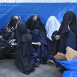 Mujeres y niños permanecían en las afueras del centro Alida España el 22 de diciembre, el refugio al que inicialmente fueron trasladados los 160 menores de edad tras su rescate. Foto: La Hora / Fabricio Alonzo.
