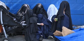 Mujeres y niños permanecían en las afueras del centro Alida España el 22 de diciembre, el refugio al que inicialmente fueron trasladados los 160 menores de edad tras su rescate. Foto: La Hora / Fabricio Alonzo.