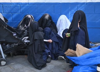 Mujeres y niños permanecían en las afueras del centro Alida España el 22 de diciembre, el refugio al que inicialmente fueron trasladados los 160 menores de edad tras su rescate. Foto: La Hora / Fabricio Alonzo.