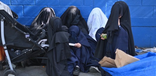 Mujeres y niños permanecían en las afueras del centro Alida España el 22 de diciembre, el refugio al que inicialmente fueron trasladados los 160 menores de edad tras su rescate. Foto: La Hora / Fabricio Alonzo.