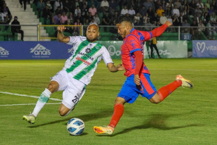 Municipal cae en su visita al Pensativo 2-1 frente a la Antigua. Foto La Hora: Oficial Municipal