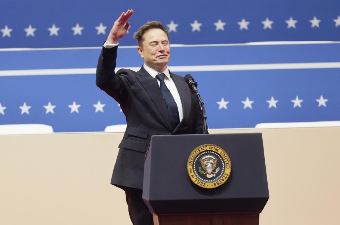 Musk muestra entusiasmo con los planes de llegar a Marte y desata polémica con su saludo. Foto La Hora: EFE.