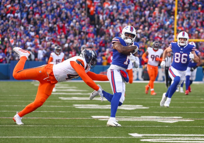 Curtis Samuel (1), wide receiver de Bills de Buffalo, lleva el balón en una recepción de anotación en contra de los Broncos de Denver durante el cuarto periodo del partido de playoffs de la NFL en la ronda de comidines de la AFC, el domingo 12 de enero de 2025, en Orchard Park, Nueva York. Foto La Hora: AP