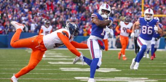 Curtis Samuel (1), wide receiver de Bills de Buffalo, lleva el balón en una recepción de anotación en contra de los Broncos de Denver durante el cuarto periodo del partido de playoffs de la NFL en la ronda de comidines de la AFC, el domingo 12 de enero de 2025, en Orchard Park, Nueva York. Foto La Hora: AP