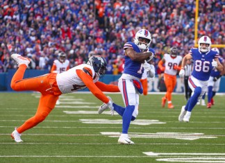 Curtis Samuel (1), wide receiver de Bills de Buffalo, lleva el balón en una recepción de anotación en contra de los Broncos de Denver durante el cuarto periodo del partido de playoffs de la NFL en la ronda de comidines de la AFC, el domingo 12 de enero de 2025, en Orchard Park, Nueva York. Foto La Hora: AP