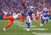 Curtis Samuel (1), wide receiver de Bills de Buffalo, lleva el balón en una recepción de anotación en contra de los Broncos de Denver durante el cuarto periodo del partido de playoffs de la NFL en la ronda de comidines de la AFC, el domingo 12 de enero de 2025, en Orchard Park, Nueva York. Foto La Hora: AP