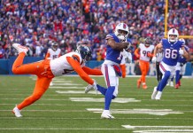 NFL: Los Bills derrotan a los Broncos en la serie de comodines Curtis Samuel (1), wide receiver de Bills de Buffalo, lleva el balón en una recepción de anotación en contra de los Broncos de Denver durante el cuarto periodo del partido de playoffs de la NFL en la ronda de comidines de la AFC, el domingo 12 de enero de 2025, en Orchard Park, Nueva York. Foto La Hora: AP