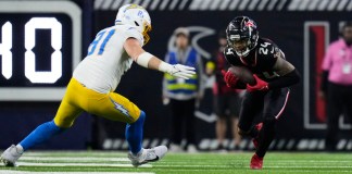 El cornerback de los Houston Texans, Derek Stingley Jr. (24), intercepta un pase frente al ala cerrada de los Los Angeles Chargers, Will Dissly (81), durante la segunda mitad de un partido de comodines de la NFL el sábado 11 de enero de 2025 en Houston. Foto La Hora: AP