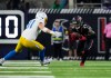 El cornerback de los Houston Texans, Derek Stingley Jr. (24), intercepta un pase frente al ala cerrada de los Los Angeles Chargers, Will Dissly (81), durante la segunda mitad de un partido de comodines de la NFL el sábado 11 de enero de 2025 en Houston. Foto La Hora: AP