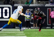 NFL: Los Texans elimnan a los Chargers en a ronda de comodines El cornerback de los Houston Texans, Derek Stingley Jr. (24), intercepta un pase frente al ala cerrada de los Los Angeles Chargers, Will Dissly (81), durante la segunda mitad de un partido de comodines de la NFL el sábado 11 de enero de 2025 en Houston. Foto La Hora: AP