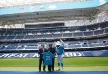 Brett Gosper, director de la NFL en Europa y Asia-Pacífico y Pri Shumate, vicepresidenta de los Miami Dolphins, en el césped del estadio Santiago Bernabéu con la mascota del equipo, durante el acto celebrado este viernes en Madrid. Foto La Hora: EFE