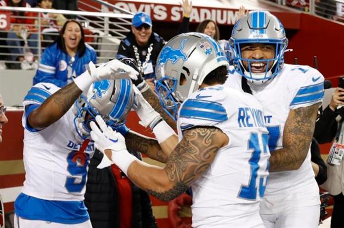 El receptor de los Detroit Lions, Jameson Williams (I), celebra con sus compañeros de equipo después de anotar un touchdown contra los San Francisco 49ers Foto La Hora: EFE