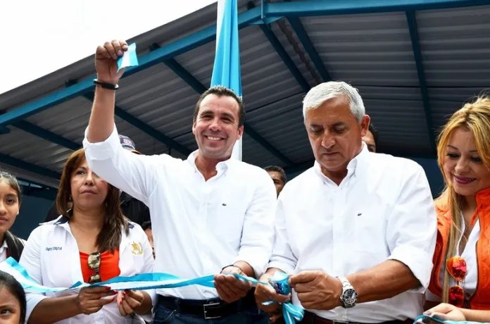 El expresidente Otto Pérez Molina y el exministro de Comunicciones, Alejnandro Sinibaldi, en una actividad del Partido Patriota. Foto: La Hora / Archivo.