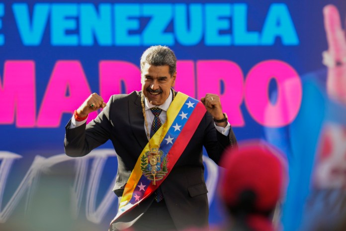 El presidente venezolano Nicolás Maduro se dirige a sus partidarios tras juramentar para un tercer mandato de seis años, en el palacio presidencial de Miraflores en Caracas, Venezuela, el 10 de enero de 2025. Foto La Hora: AP