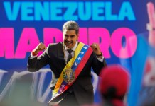 El presidente venezolano Nicolás Maduro se dirige a sus partidarios tras juramentar para un tercer mandato de seis años, en el palacio presidencial de Miraflores en Caracas, Venezuela, el 10 de enero de 2025. Foto La Hora: AP
