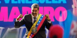 El presidente venezolano Nicolás Maduro se dirige a sus partidarios tras juramentar para un tercer mandato de seis años, en el palacio presidencial de Miraflores en Caracas, Venezuela, el 10 de enero de 2025. Foto La Hora: AP