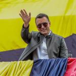El presidente de Ecuador, Daniel Noboa, saluda a sus simpatizantes desde el balcón del Palacio de Gobierno, este domingo en Quito Foto La Hora: EFE