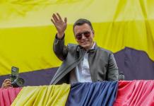 El presidente de Ecuador, Daniel Noboa, saluda a sus simpatizantes desde el balcón del Palacio de Gobierno, este domingo en Quito Foto La Hora: EFE