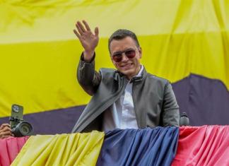 El presidente de Ecuador, Daniel Noboa, saluda a sus simpatizantes desde el balcón del Palacio de Gobierno, este domingo en Quito Foto La Hora: EFE