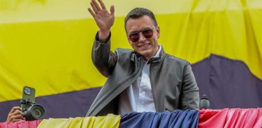 El presidente de Ecuador, Daniel Noboa, saluda a sus simpatizantes desde el balcón del Palacio de Gobierno, este domingo en Quito Foto La Hora: EFE