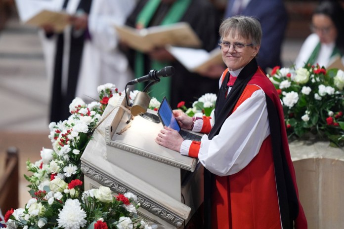 Rev. Mariann Budde leads the national prayer service attended by President Donald Trump at the Washington National Cathedral, Tuesday, Jan. 21, 2025, in Washington. Foto La Hora: AP