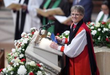 Rev. Mariann Budde leads the national prayer service attended by President Donald Trump at the Washington National Cathedral, Tuesday, Jan. 21, 2025, in Washington. Foto La Hora: AP
