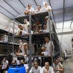 Fotografía sin fecha cedida por el Gobierno de El Salvador donde se observan pandilleros en el denominado Centro de Confinamiento del Terrorismo (Cecot) en Tecoluca (El Salvador). El Centro de Confinamiento del Terrorismo (Cecot), la megacárcel símbolo de la "guerra" contra las pandillas en El Salvador, cumple este viernes dos años de funcionamiento y de contener a los "más peligroso" -según las autoridades de Seguridad- miembros de las principales estructuras criminales que operaban en el país centroamericano. Foto La Hora