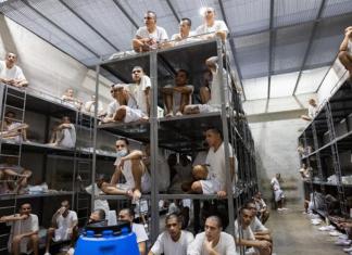 Fotografía sin fecha cedida por el Gobierno de El Salvador donde se observan pandilleros en el denominado Centro de Confinamiento del Terrorismo (Cecot) en Tecoluca (El Salvador). El Centro de Confinamiento del Terrorismo (Cecot), la megacárcel símbolo de la "guerra" contra las pandillas en El Salvador, cumple este viernes dos años de funcionamiento y de contener a los "más peligroso" -según las autoridades de Seguridad- miembros de las principales estructuras criminales que operaban en el país centroamericano. Foto La Hora