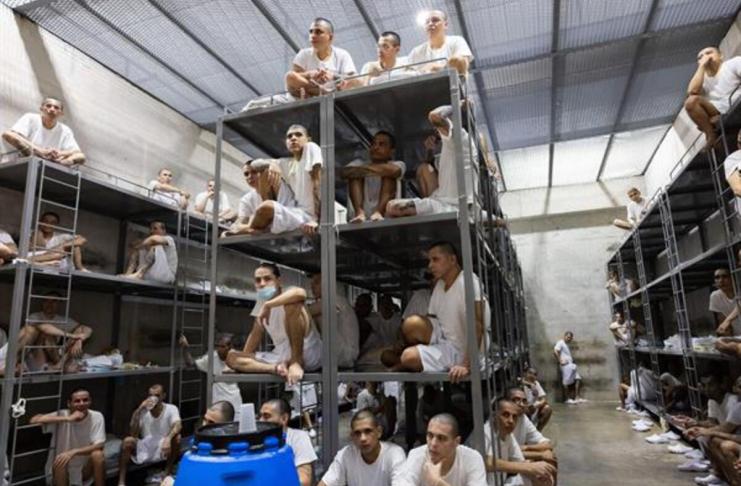 Fotografía sin fecha cedida por el Gobierno de El Salvador donde se observan pandilleros en el denominado Centro de Confinamiento del Terrorismo (Cecot) en Tecoluca (El Salvador). El Centro de Confinamiento del Terrorismo (Cecot), la megacárcel símbolo de la "guerra" contra las pandillas en El Salvador, cumple este viernes dos años de funcionamiento y de contener a los "más peligroso" -según las autoridades de Seguridad- miembros de las principales estructuras criminales que operaban en el país centroamericano. Foto La Hora