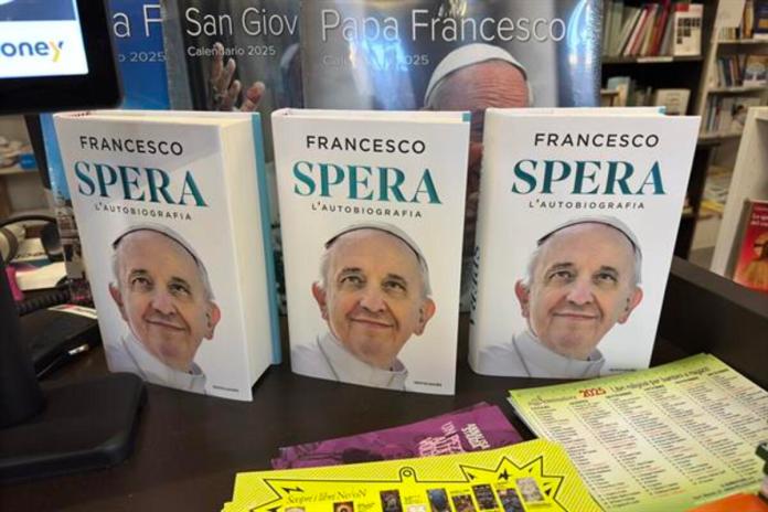 Vista del libro autobiográfico del papa Francisco que se publica este martes en Italia, en el que asegura que matar a civiles indefensos como ha hecho Israel en Gaza 