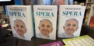 Vista del libro autobiográfico del papa Francisco que se publica este martes en Italia, en el que asegura que matar a civiles indefensos como ha hecho Israel en Gaza "también es terrorismo" y que reducir "al hambre a la población produce el mismo terror insensato". "Esperanza" (Plaza & Janés), escrita durante más de 6 años con el periodista italiano Carlo Musso y que se lanzará posteriormente en más de 80 países, estaba destinada a publicarse después de la muerte del pontífice, pero finalmente se decidió hacerlo con ocasión del Jubileo que se celebra este año.- Foto La Hora: EFE