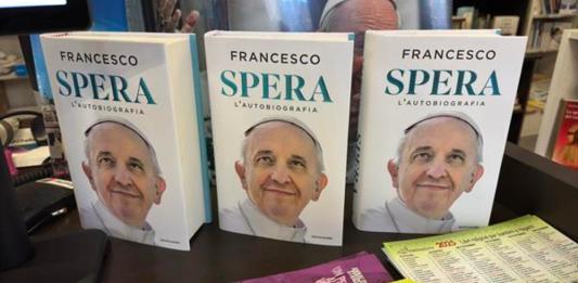 Vista del libro autobiográfico del papa Francisco que se publica este martes en Italia, en el que asegura que matar a civiles indefensos como ha hecho Israel en Gaza "también es terrorismo" y que reducir "al hambre a la población produce el mismo terror insensato". "Esperanza" (Plaza & Janés), escrita durante más de 6 años con el periodista italiano Carlo Musso y que se lanzará posteriormente en más de 80 países, estaba destinada a publicarse después de la muerte del pontífice, pero finalmente se decidió hacerlo con ocasión del Jubileo que se celebra este año.- Foto La Hora: EFE