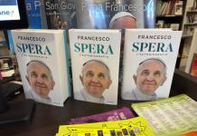 El papa en su autobiografía: Matar a civiles indefensos en Gaza «también es terrorismo» Vista del libro autobiográfico del papa Francisco que se publica este martes en Italia, en el que asegura que matar a civiles indefensos como ha hecho Israel en Gaza "también es terrorismo" y que reducir "al hambre a la población produce el mismo terror insensato". "Esperanza" (Plaza & Janés), escrita durante más de 6 años con el periodista italiano Carlo Musso y que se lanzará posteriormente en más de 80 países, estaba destinada a publicarse después de la muerte del pontífice, pero finalmente se decidió hacerlo con ocasión del Jubileo que se celebra este año.- Foto La Hora: EFE