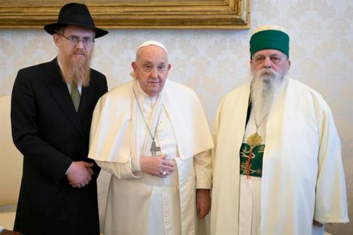 Vista de la audiencia del Papa Francisco con el líder de la comunidad Bektashi di Tirana, Haji Dede Edmond Brahimaj, en la que se aprecia su brazo ha sido inmivilizado luego de su caída esta mañana. El papa Francisco, de 88 años, sufrió este jueves una caída en su residencia, la casa de Santa Marta, se hizo un hematoma en el antebrazo derecho, sin fracturas, y se le inmovilizó como medida de precaución, informó la oficina de prensa del Vaticano. EFE/ Simone Risoluti / Dicasterio para Comunicación de la Santa Sede Foto La Hora: EFE