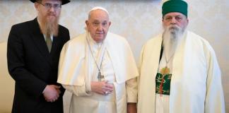 Vista de la audiencia del Papa Francisco con el líder de la comunidad Bektashi di Tirana, Haji Dede Edmond Brahimaj, en la que se aprecia su brazo ha sido inmivilizado luego de su caída esta mañana. El papa Francisco, de 88 años, sufrió este jueves una caída en su residencia, la casa de Santa Marta, se hizo un hematoma en el antebrazo derecho, sin fracturas, y se le inmovilizó como medida de precaución, informó la oficina de prensa del Vaticano. EFE/ Simone Risoluti / Dicasterio para Comunicación de la Santa Sede Foto La Hora: EFE