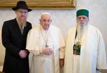 Papa Francisco sufre una caída sin fracturas y le inmovilizan el brazo por precaución Vista de la audiencia del Papa Francisco con el líder de la comunidad Bektashi di Tirana, Haji Dede Edmond Brahimaj, en la que se aprecia su brazo ha sido inmivilizado luego de su caída esta mañana. El papa Francisco, de 88 años, sufrió este jueves una caída en su residencia, la casa de Santa Marta, se hizo un hematoma en el antebrazo derecho, sin fracturas, y se le inmovilizó como medida de precaución, informó la oficina de prensa del Vaticano. EFE/ Simone Risoluti / Dicasterio para Comunicación de la Santa Sede Foto La Hora: EFE