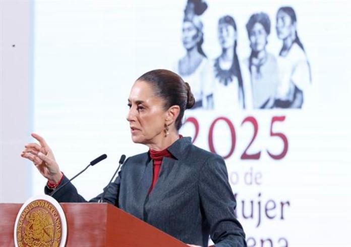 La presidenta de México, Claudia Sheinbaum, participa durante una rueda de prensa este miércoles en el Palacio Nacional, en Ciudad de México (México). Sheinbaum señaló que las autoridades investigan el hallazgo de 72 cuerpos en diferentes fosas clandestinas localizadas en la comunidad ‘El Willi’, en el municipio de Casas Grandes, en el norteño estado de Chihuahua, en la última semana. Foto La Hora : EFE