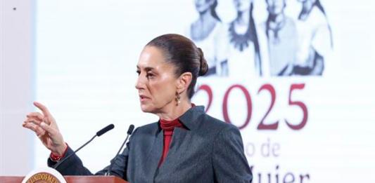 La presidenta de México, Claudia Sheinbaum, participa durante una rueda de prensa este miércoles en el Palacio Nacional, en Ciudad de México (México). Sheinbaum señaló que las autoridades investigan el hallazgo de 72 cuerpos en diferentes fosas clandestinas localizadas en la comunidad ‘El Willi’, en el municipio de Casas Grandes, en el norteño estado de Chihuahua, en la última semana. Foto La Hora : EFE