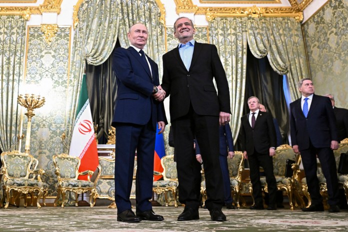 Los presidentes de Rusia e Irán, Vladímir Putin y Masoud Pezeshkian, se dan la mano al reunirse en el Kremlin, en Moscú, el viernes 17 de enero de 2025. Foto La Hora: AP