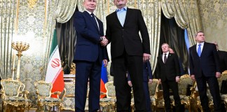 Los presidentes de Rusia e Irán, Vladímir Putin y Masoud Pezeshkian, se dan la mano al reunirse en el Kremlin, en Moscú, el viernes 17 de enero de 2025. Foto La Hora: AP