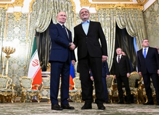 Los presidentes de Rusia e Irán, Vladímir Putin y Masoud Pezeshkian, se dan la mano al reunirse en el Kremlin, en Moscú, el viernes 17 de enero de 2025. Foto La Hora: AP