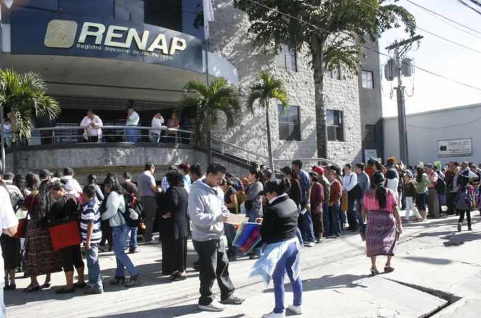 Durante el año muchas personas acuden a las sedes del Renap a requerir varios documentos. Foto La Hora: Archivo