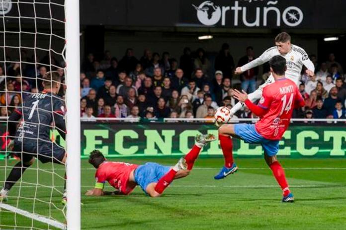 El centrocampista uruguayo del Real Madrid Fede Valverde (d) dispara en la jugada del primer gol ante de la Deportiva Minera durante el partido correspondiente a los dieciseisavos de final de la Copa del Rey, que están disputando este lunes en el estadio Cartagonova en Cartagena Foto La Hora: EFE