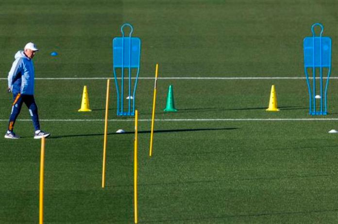 El entrenador del Real Madrid Carlo Ancelotti durante el entrenamiento previo al partido de octavos de final de la Copa del Rey frente al Celta de Vigo, en la Ciudad Deportiva de Valdebebas. Foto La Hora: EFE