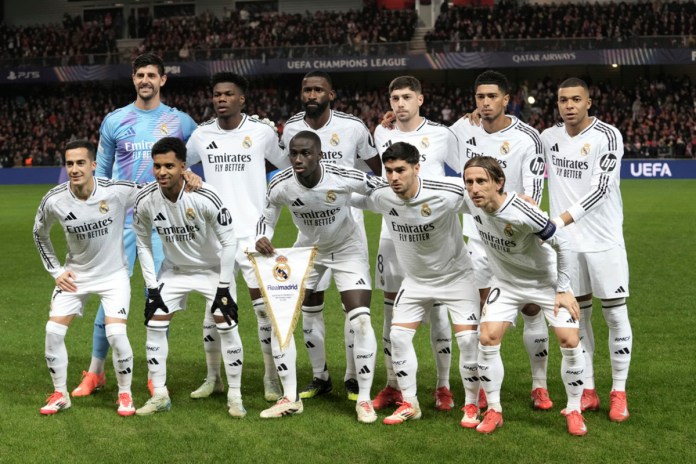 Los jugadores del Real Madrid posan para los fotógrafos antes del inicio del partido de apertura de la Liga de Campeones entre Brest y Real Madrid en el estadio Roudourou en Guingamp, Francia, el miércoles 29 de enero de 2025. Foto La Hora: AP