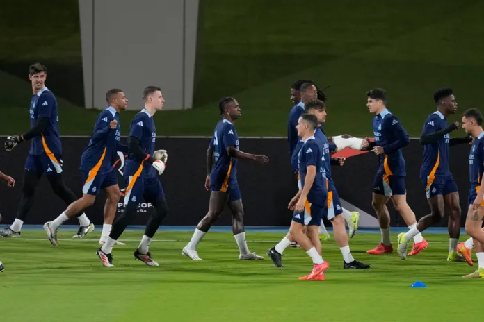 Los jugadores del Real Madrid calientan durante una sesión de práctica en vísperas de su partido de semifinales de la Supercopa de España contra el MC Mallorca en el Estadio Rey Abdullah en Yeddah, Arabia Saudita, el miércoles 8 de enero de 2025. Foto La Hora: AP