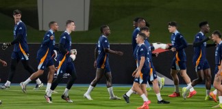 Los jugadores del Real Madrid calientan durante una sesión de práctica en vísperas de su partido de semifinales de la Supercopa de España contra el MC Mallorca en el Estadio Rey Abdullah en Yeddah, Arabia Saudita, el miércoles 8 de enero de 2025. Foto La Hora: AP