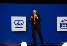 Ricardo Quiñónez habla durante la presentación del Visión de Ciudad