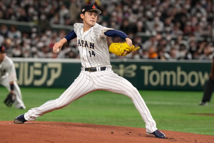 El japonés Roki Sasak lanza durante un juego del Grupo B contra la República Checa en el Clásico Mundial de Béisbol en el Tokyo Dome, Japón, el sábado 11 de marzo de 2023. Foto La Hora: AP