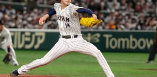 El japonés Roki Sasak lanza durante un juego del Grupo B contra la República Checa en el Clásico Mundial de Béisbol en el Tokyo Dome, Japón, el sábado 11 de marzo de 2023. Foto La Hora: AP